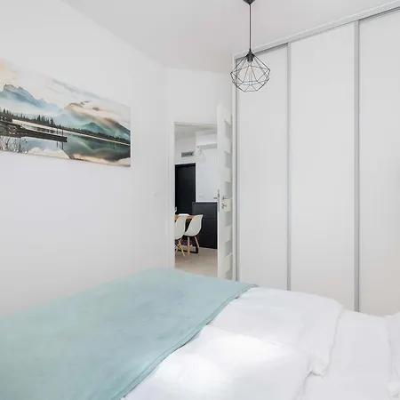 Unique And Spacious With Air Conditioning By Renters Apartament *