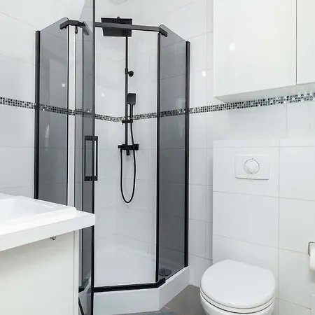 Unique And Spacious With Air Conditioning By Renters